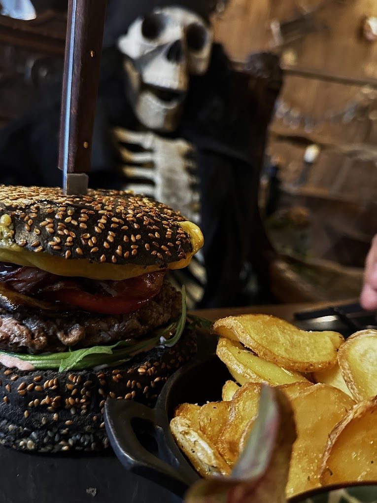 カンヌで人気のレストランBlack Sails – A Pirate Tavern By Chef LeCh