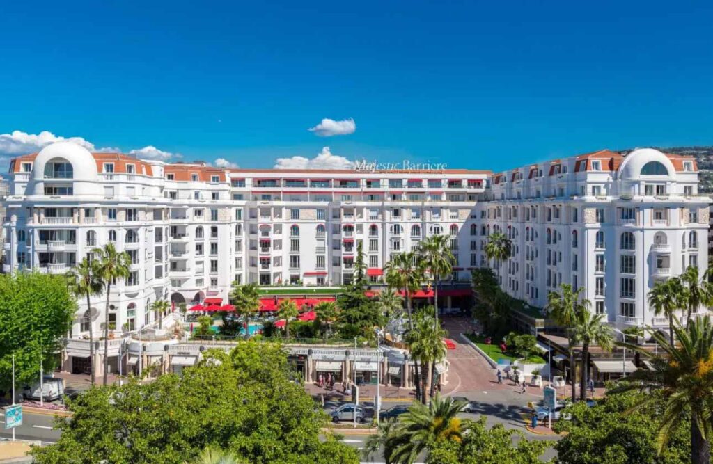 ホテル・バリエール・ル・マジェスティック Hotel Barrière Le Majestic Cannes (5つ星)
